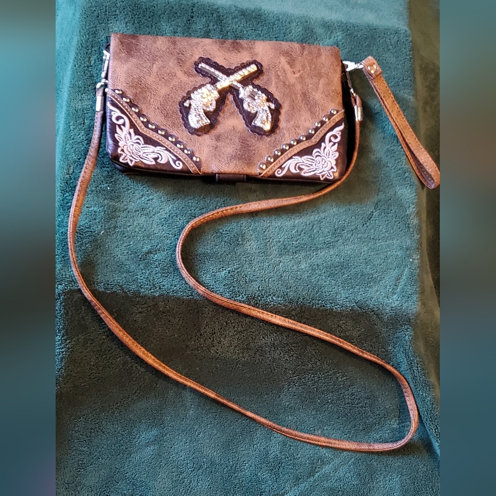 Western wristlet or cross body approx 9x6, 3 zipper pockets, pen sleeve.